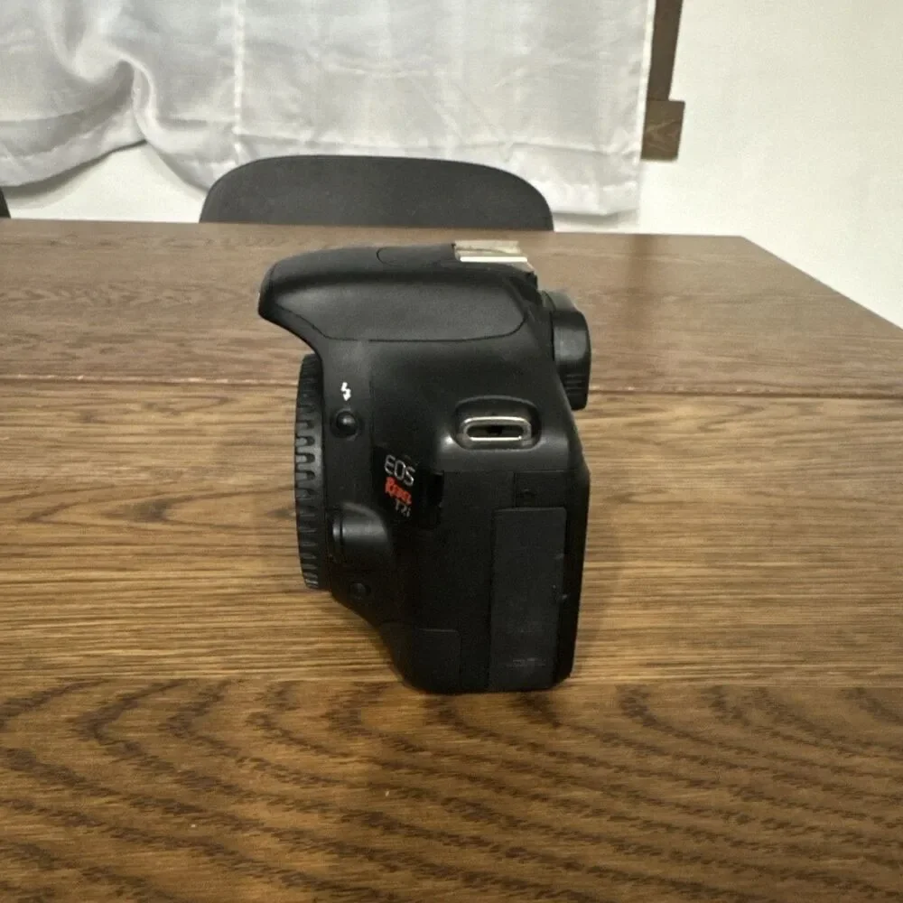 Canon EOS Rebel T2i 18.0MP Digital SLR DSLR Camera 29,850 Shutter Count